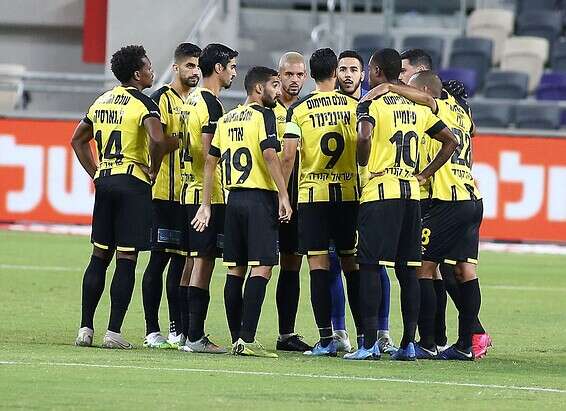 שחקני בית"ר מתכוננים // צילום: אלן שיבר